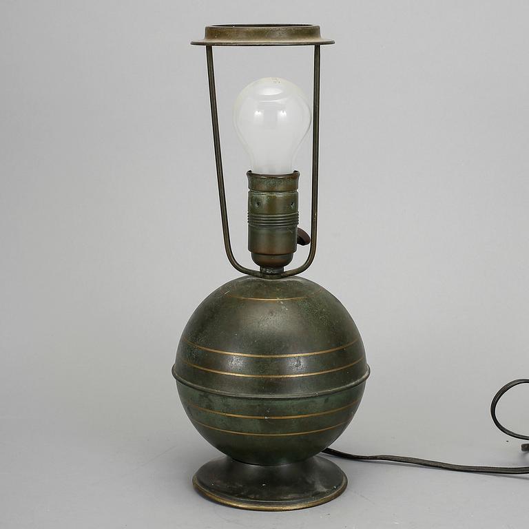 BORDSLAMPA, grönpatinerad metall, 1920-30-tal.