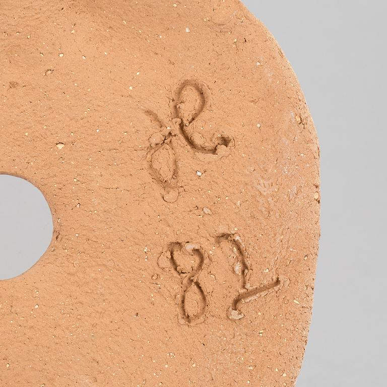 HERTHA HILLFON, skulptur, terrakotta,"brödkakan", signerad o daterad -82.