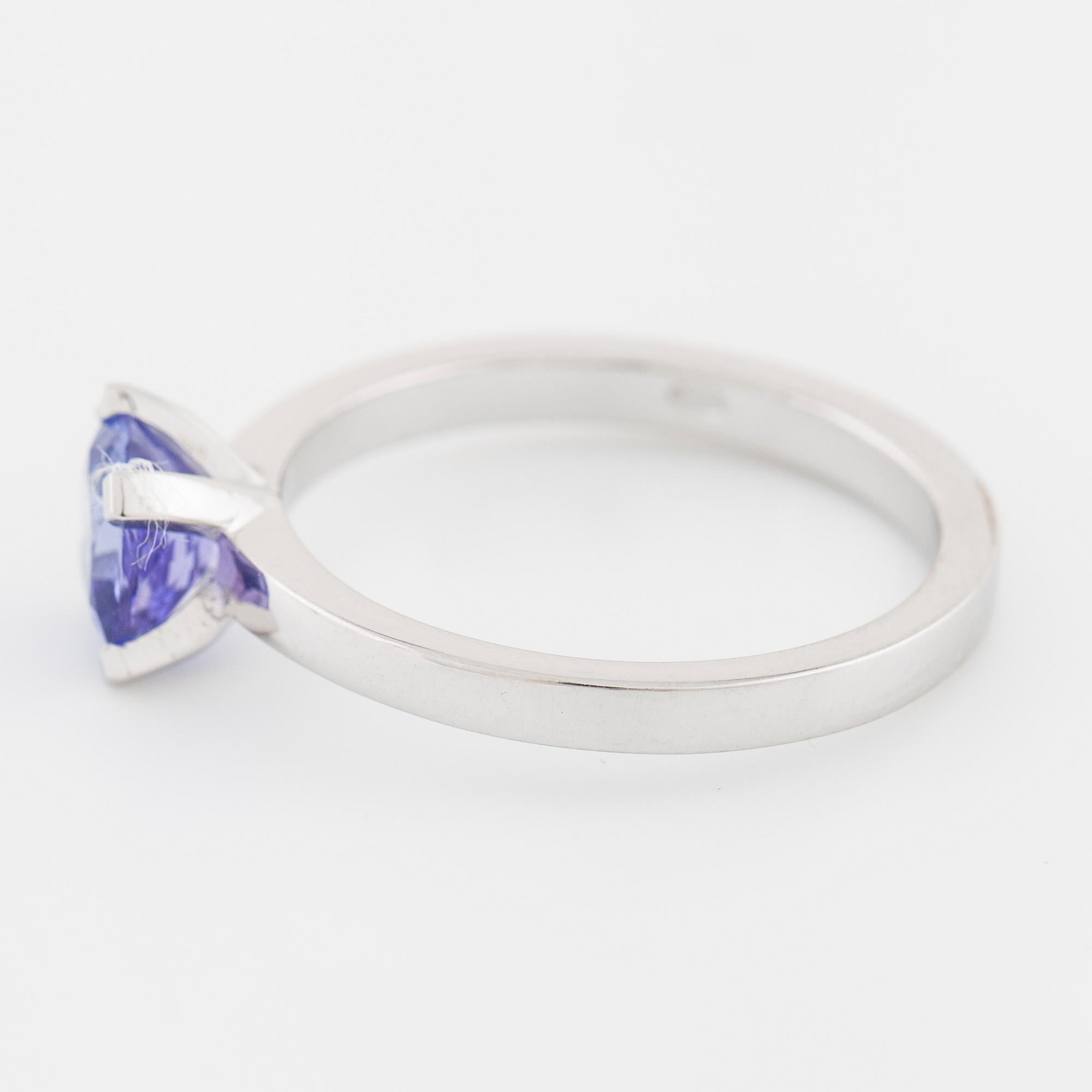 RING, med tanzanit ca 0.80 ct.