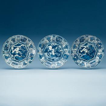 1672. A set of three blue and white kraak dishes, Ming dynasty, Wanli (1572-1620).