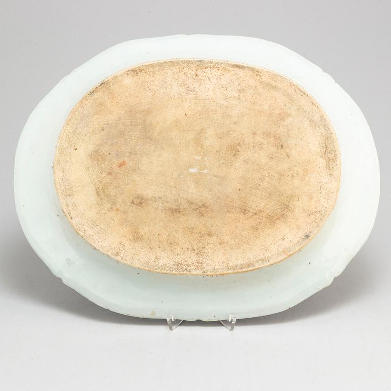 A blue and white serving dish, Qing dynasty, Qianlong (1736-95).