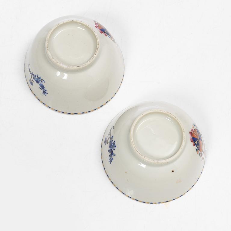 Parti, porslin samt fat i emalj på koppar, nio delar. Qingdynastin, 1700-tal.