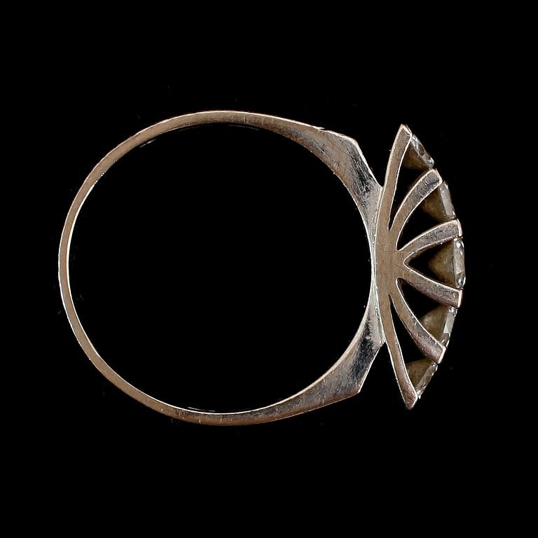 RING, 18 k vitguld, med 5 briljanter, 0.66 ct enligt gravyr. Svenska stämplar. Total vikt ca 5 gram.