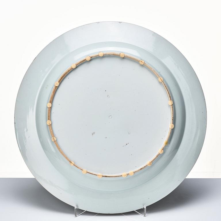 A large blue and white export serving dish, Qing dynasty, Qianlong (1736-95).