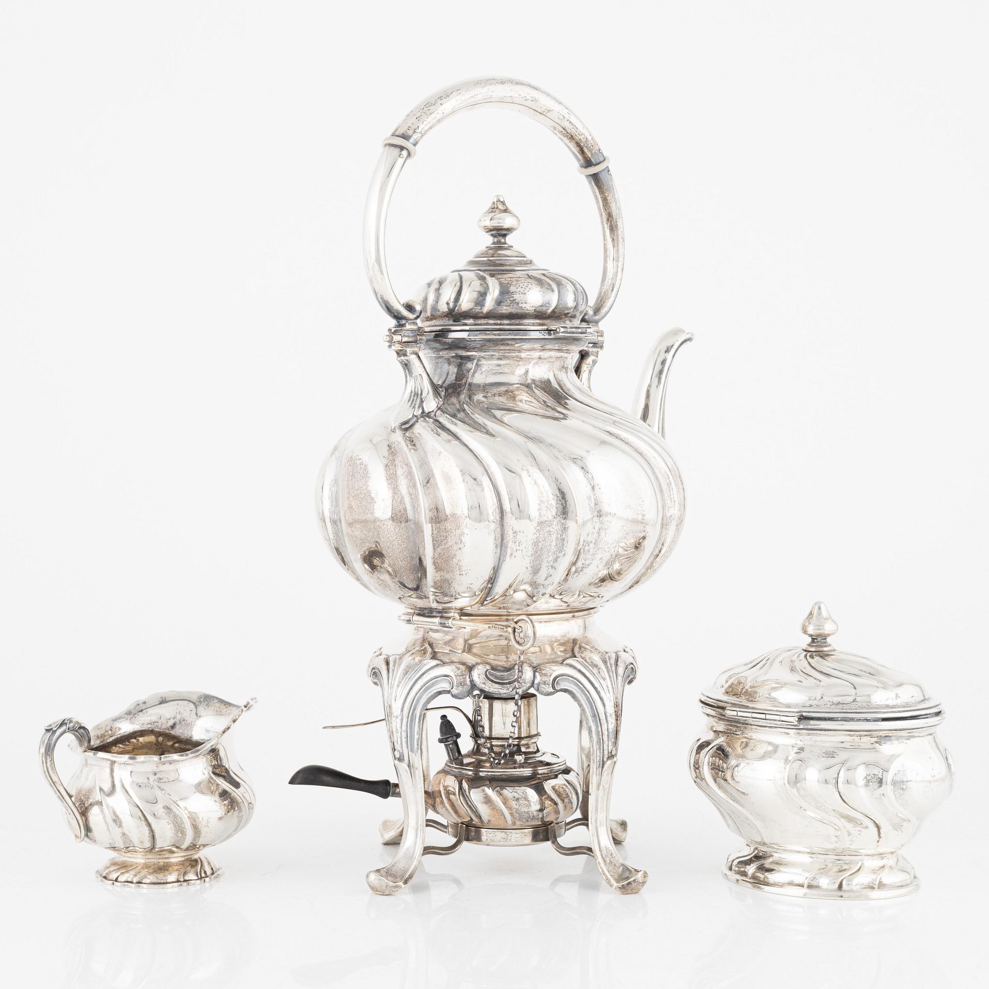 Tekanna med rechaud, gräddsnipa och sockerskål, silver, Stockholm 1918-1920. Rokokostil.