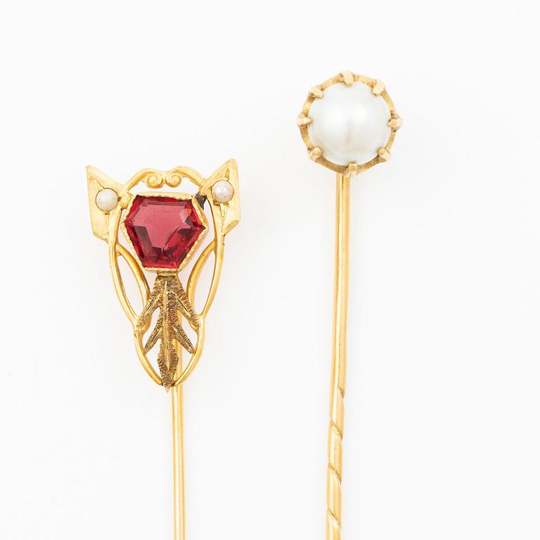 Shirt buttons, a pair and two cravat pins, 18K gold, with synthetic red stone and pearl.