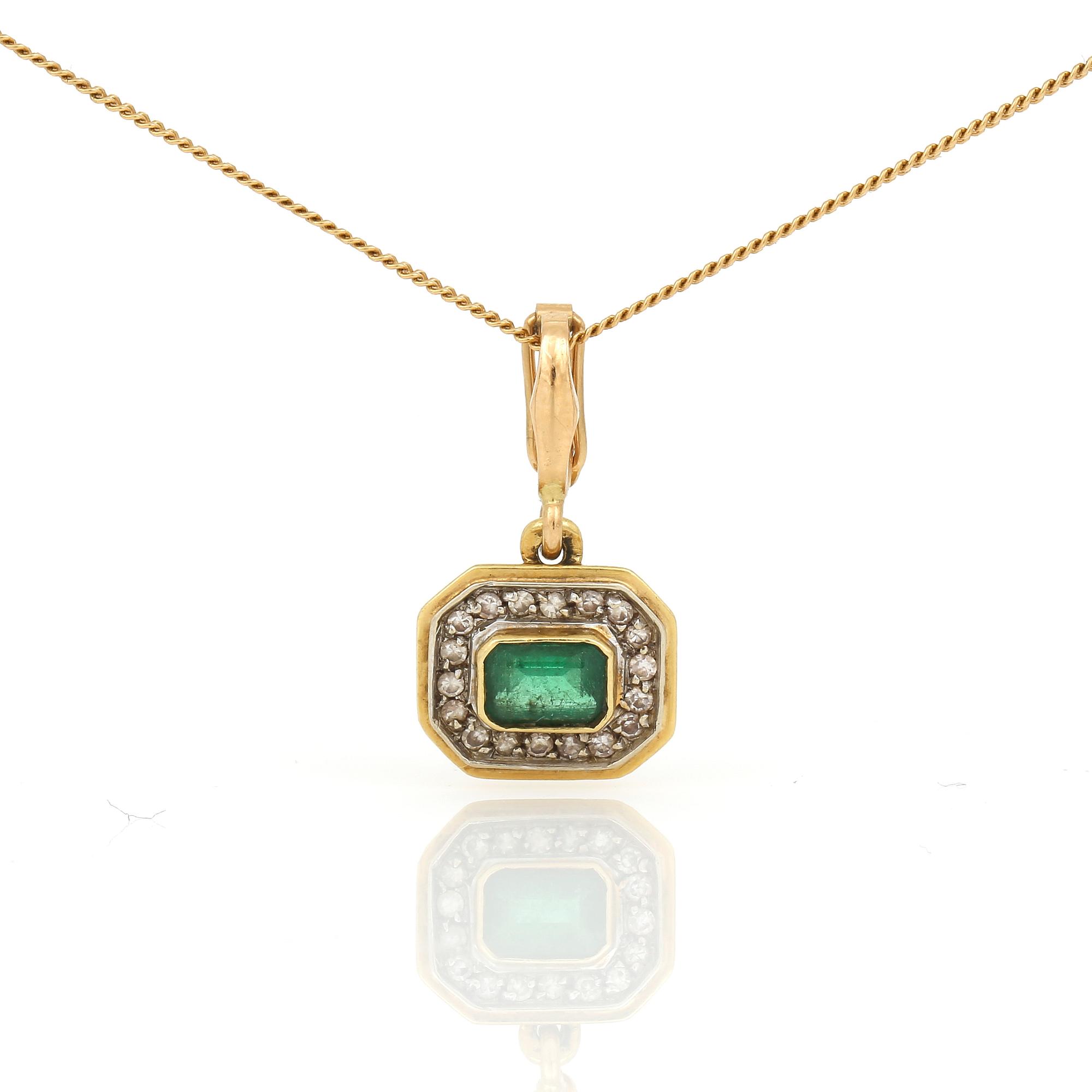 HÄNGE samt KEDJA, 18K guld med smaragdslipad smaragd ca 0,58 ct och små diamanter, tot ca 0,18 ct. Total vikt ca 5,39 g.