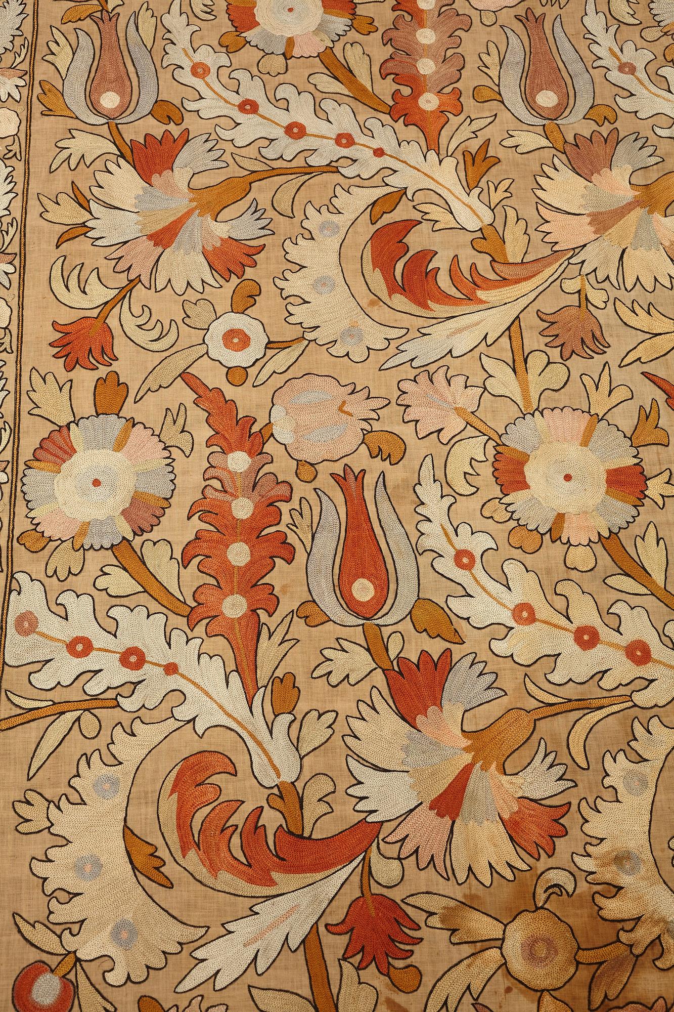 Broderi, sannolikt antik Uzbekistan suzani, ca 226,5-230,5 x 180-182 cm.