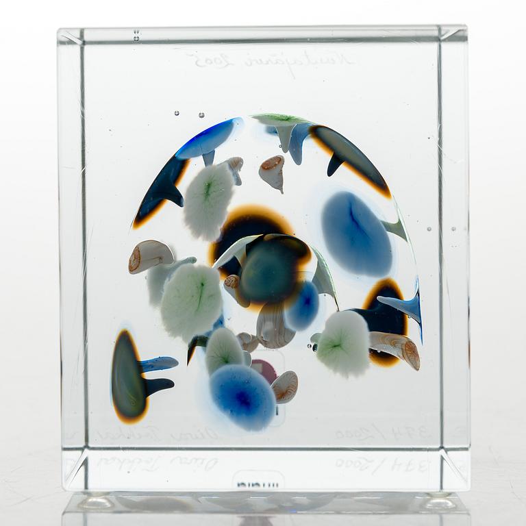 OIVA TOIKKA, An annual glass cube, signed Oiva Toikka Nuutajärvi 2005 and numbered 374/2000.