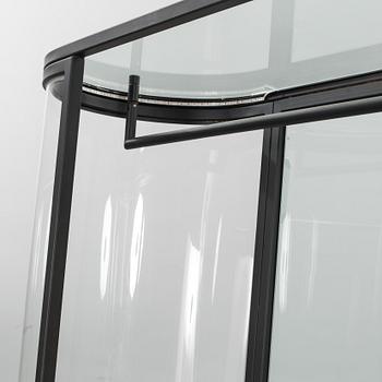 VITRINSKÅP / BUTIKSSKÅP. Glas, plexiglas och spegelglas. Sekelskiftetet 2000.