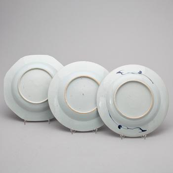 TALLRIKAR, 3 st, porslin, Kina, Qing dynastin, 1700-tal.