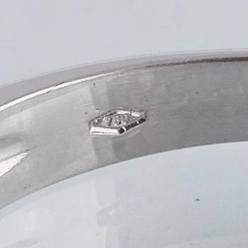 RING, 18K vitguld med 9 briljantslipade diamanter ca 0.72 ct, Milano, Italien.  Vikt 3,6 gram.