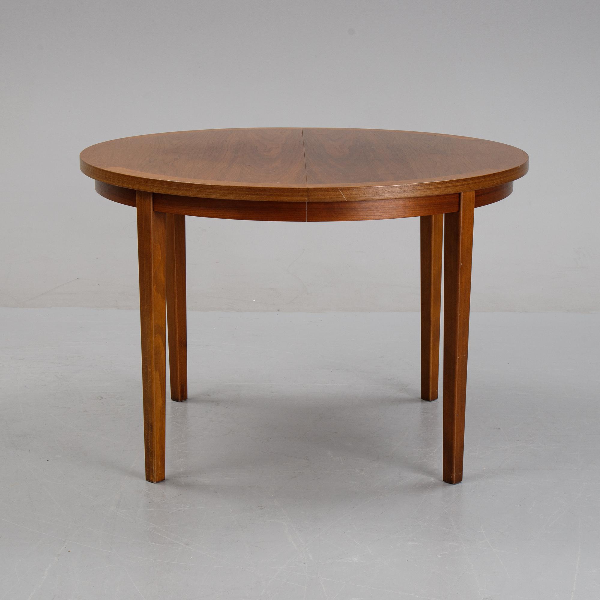 A mahogany veneer dining table, second half of the 20th century.