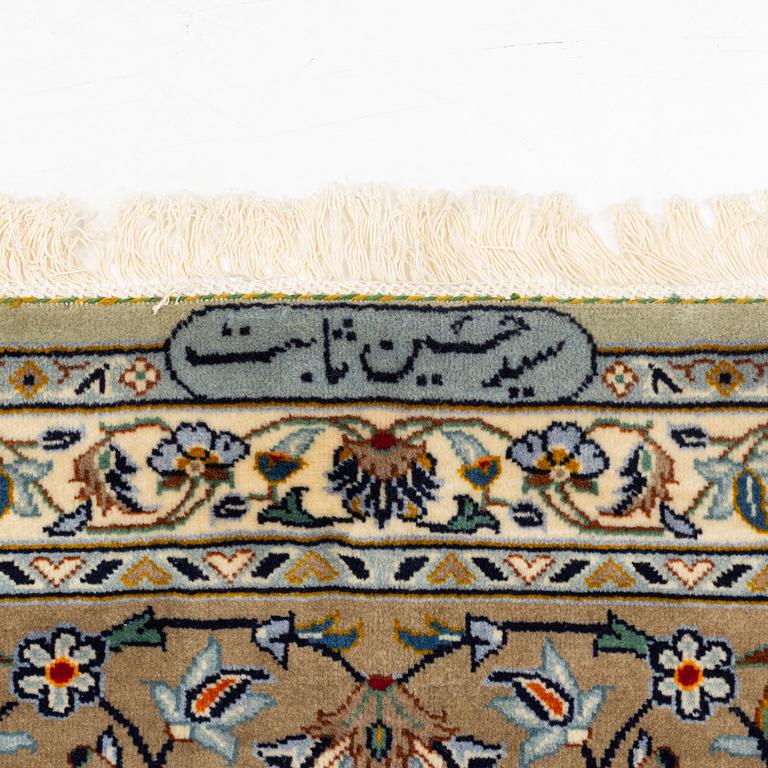 A Kashan carpet, ca 395 x 277 cm.