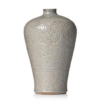 884. A white glazed Meiping vase, Qing dynasty, 18th century.