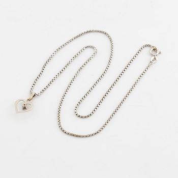 Collier, vitguld, hänge i form av hjärta, med liten diamant.