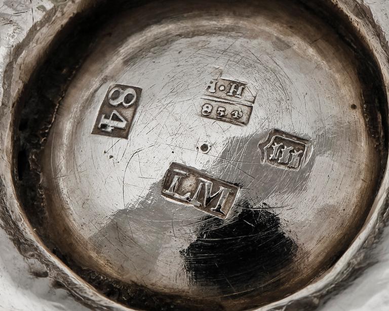 GRÄDDKANNA samt LOCKPOKAL, silver, Fredrik Oskar Ahlström, Södertälje 1856 resp Ryssland 1854. Totalvikt ca 220 gram.