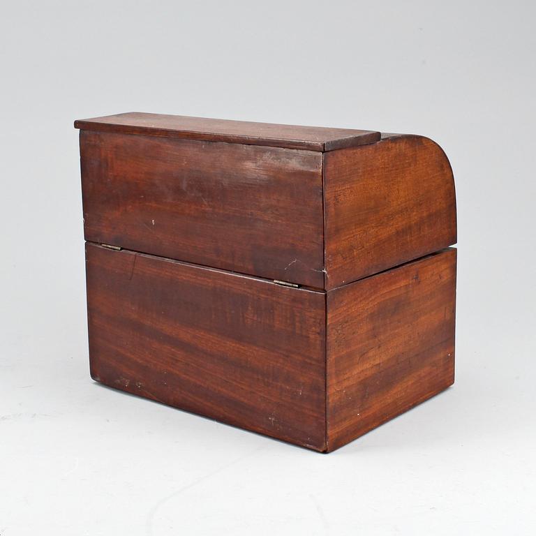 SCHATULL MED FLASKOR. 1800-tal.