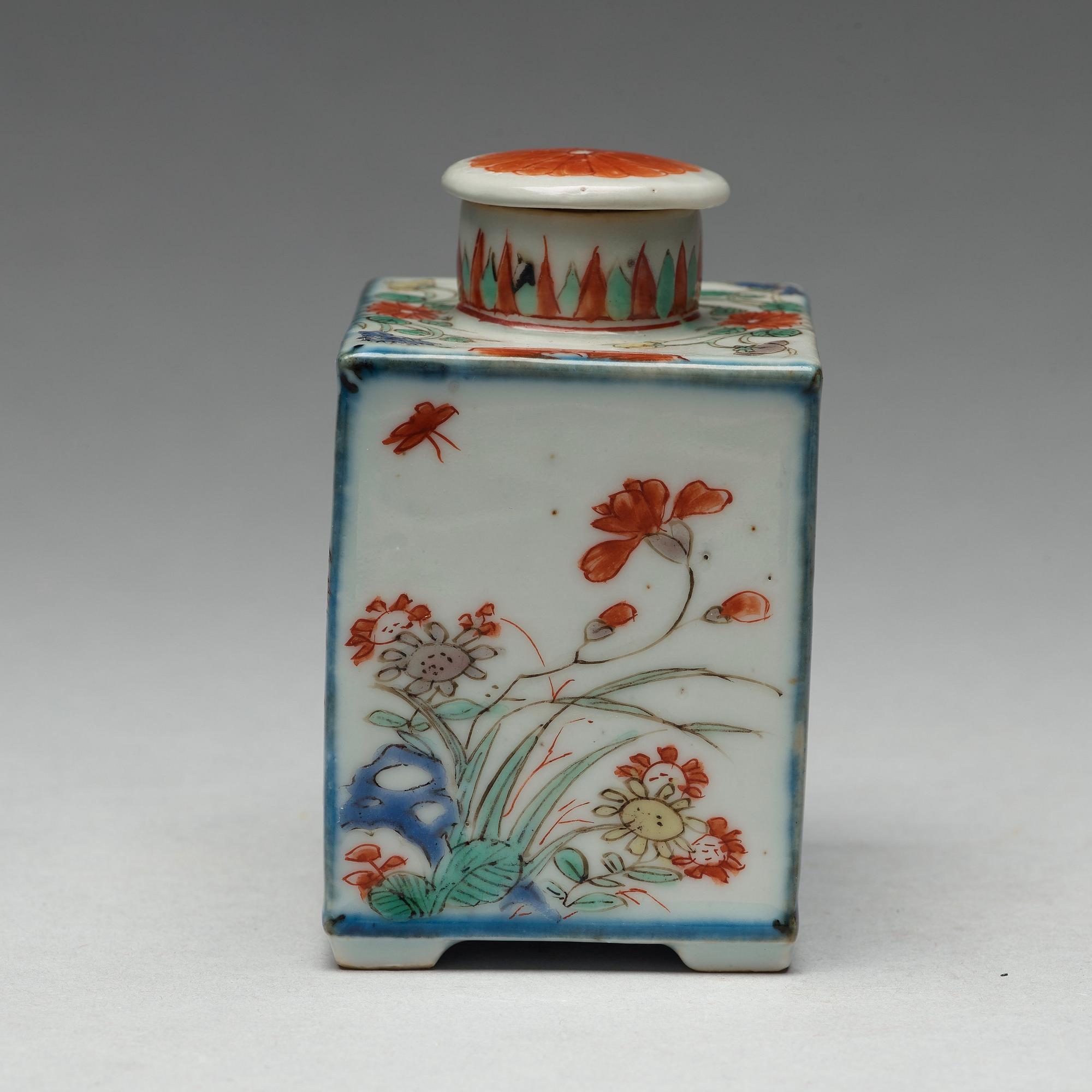 A famille verte porcelain tea caddy with cover, Qing dynasty, Kangxi (1662-1722).