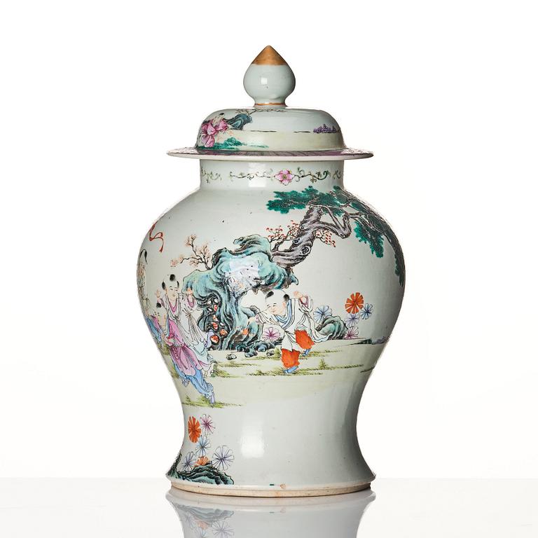 A famille rose jar with cover, late Qing dynasty, circa 1900.