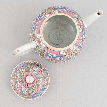 Tekanna med lock, porslin, Qingdynastin, Yongzheng (1723-35).