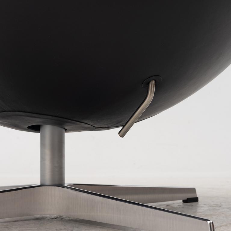 Arne Jacobsen, fåtölj, "Ägget", Fritz Hansen, Danmark, 2021.