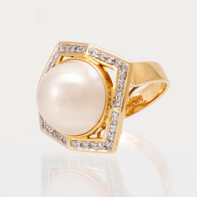 An 18K gold ring/cocktailring set with round brilliant-cut diamonds and a cultured pearl.