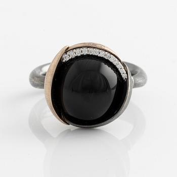 Ole Lynggaard, ring, "Lotus", onyx och briljantslipade diamanter,.