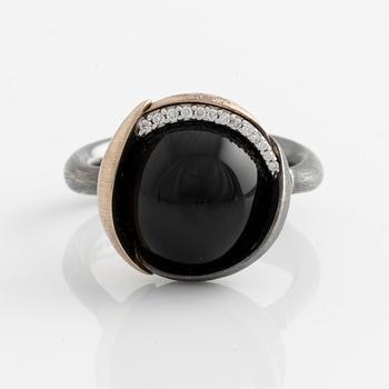 Ole Lynggaard, ring, "Lotus", onyx och briljantslipade diamanter,