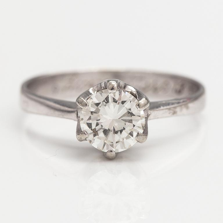 A 14K white gold ring with a ca. 0.98 ct diamond.