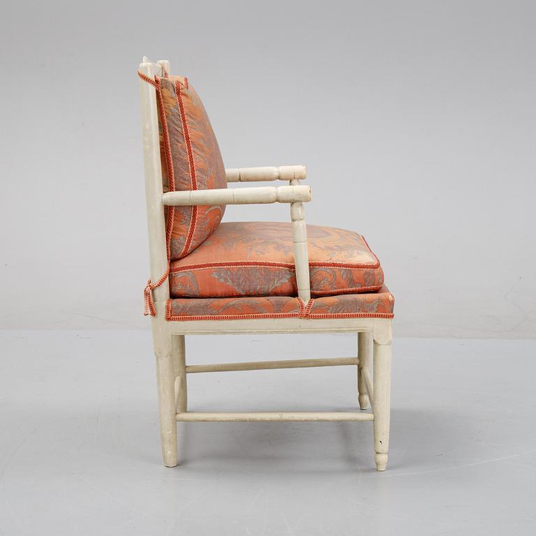 A painted armchair, presumably late 18th century or around the year 1800.