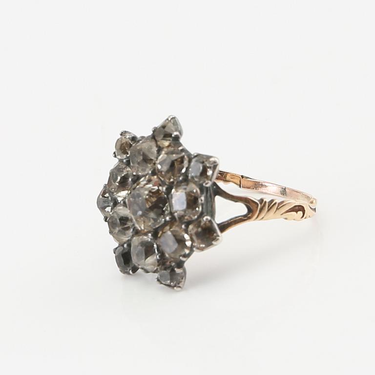 Ring and a pair of earrings in silver with faceted topazes and paste, circa 1900.