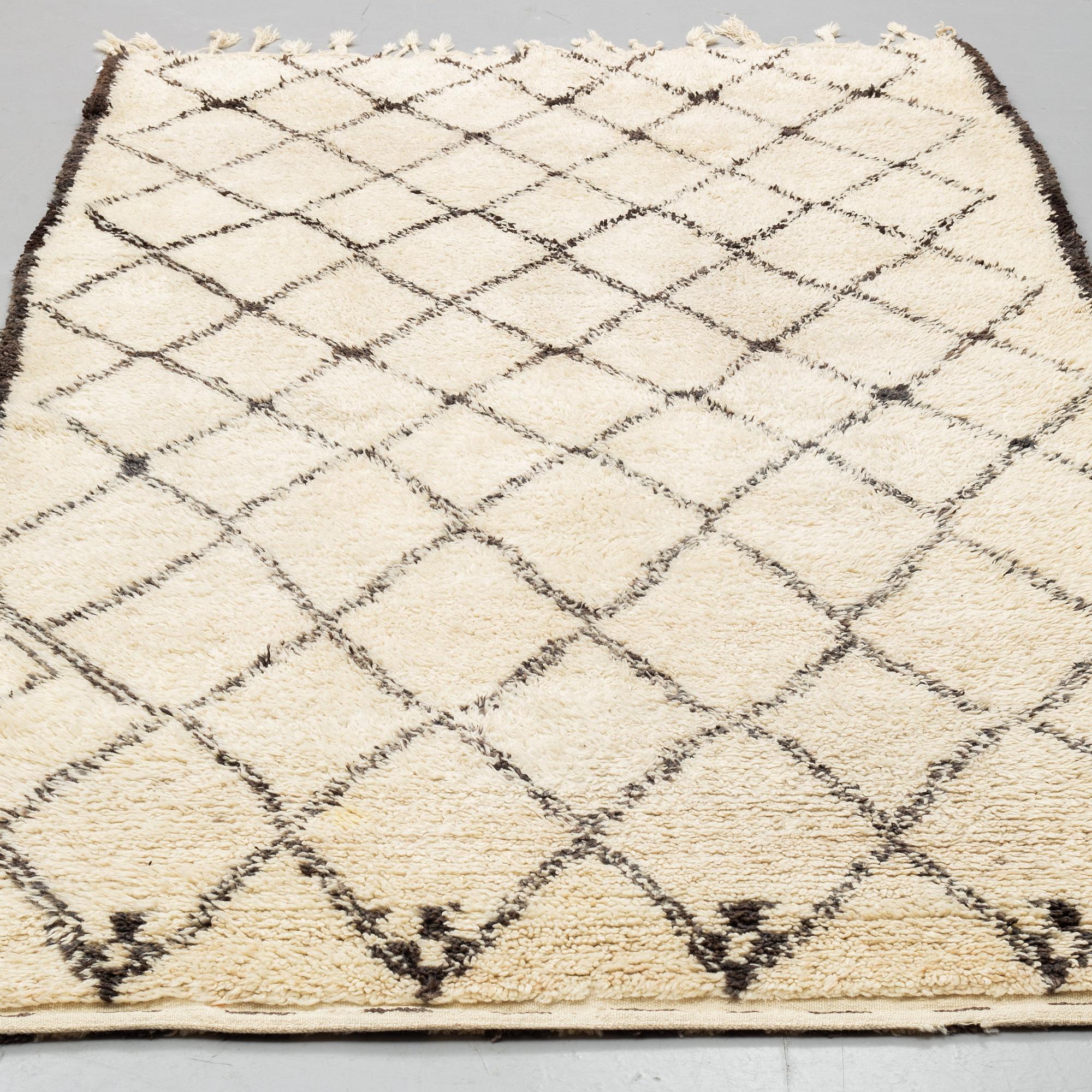 MATTO, Morocco, ca 326,5 x 178 cm (including a few cm flat weave at the ends).