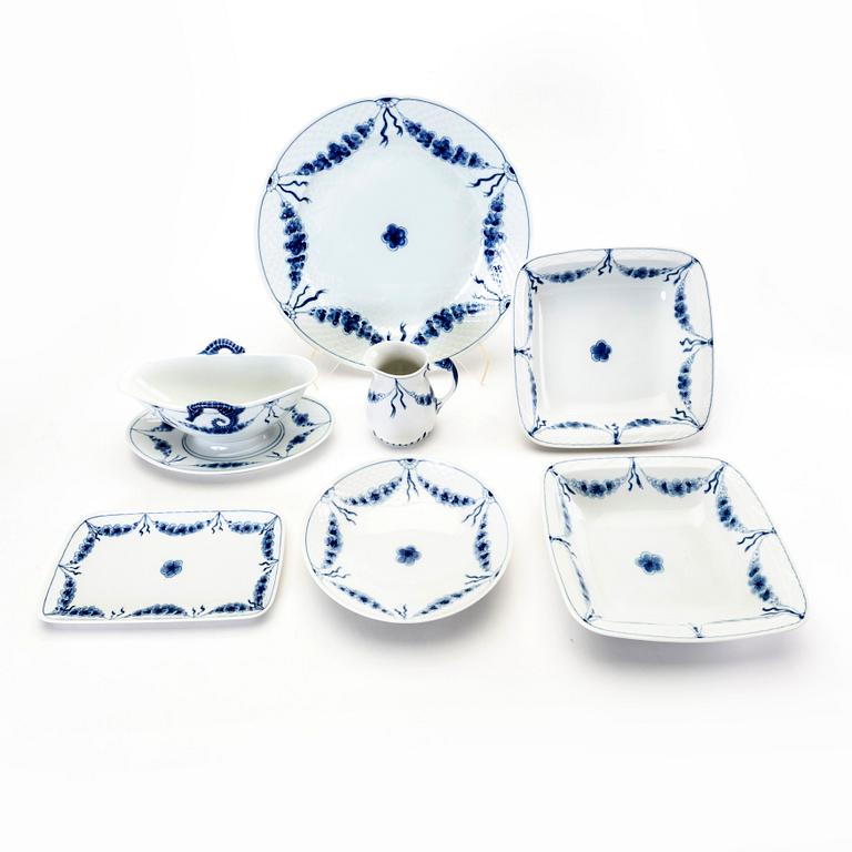 A Danish 98 pcs Bing & Gröndahl porcelain service from the latter part of the 20th century.
