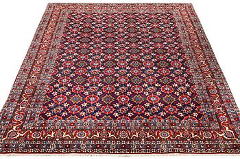 A semi-antique Varamin carpet, a. 339 x 233 cm.