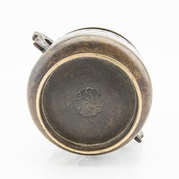 A bronze censer, Japan turn of the Century 1900.