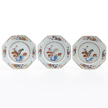 Fat samt tallrikar, tre stycken, porslin. Qingdynastin, Qianlong (1736-95).