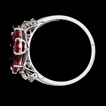 RING, 18K vitguld, rubiner tot ca 2.90 ct, diamanter tot ca 0.20 ct.