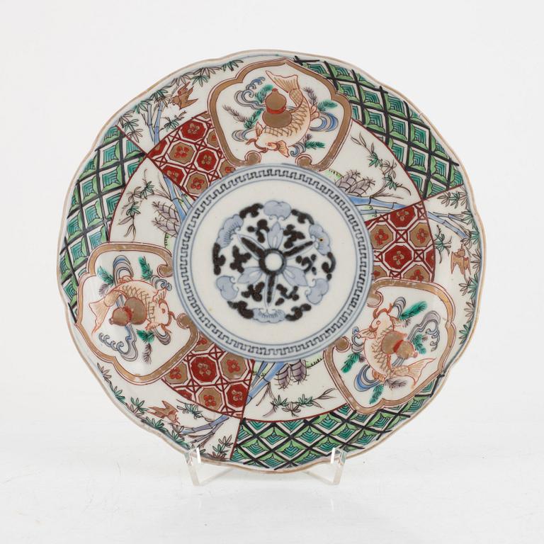 A group of two Japanese imari porcelain bowls and four dishes, Meiji period (1868-1912), part Kutani.