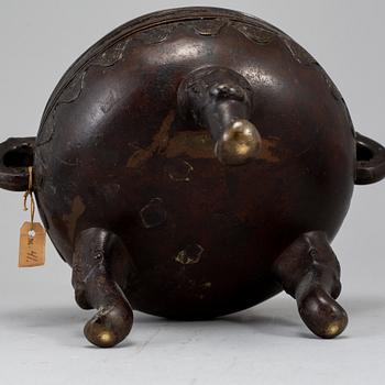 A Japanese bronze censer with cover, Meiji period (1868-1912).