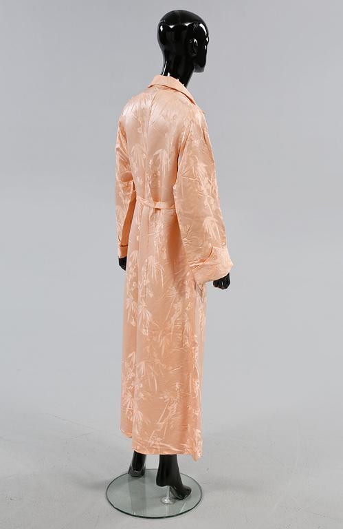 KIMONOS, 3 st, samt MORGONROCK, Japan, 1900-talets andra kvartal.