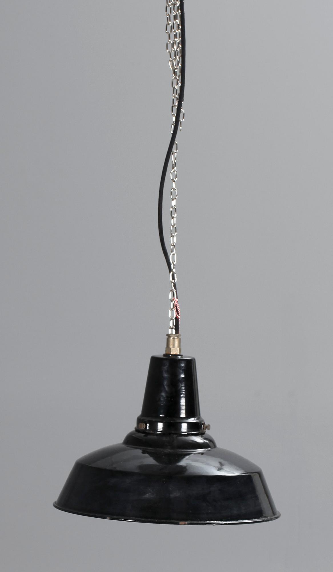 TAKLAMPA, emalj. 1900-talets första hälft.