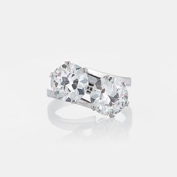 1013. A ring set with two old-cut diamonds with a total weight of ca 4 cts quality ca H vs.