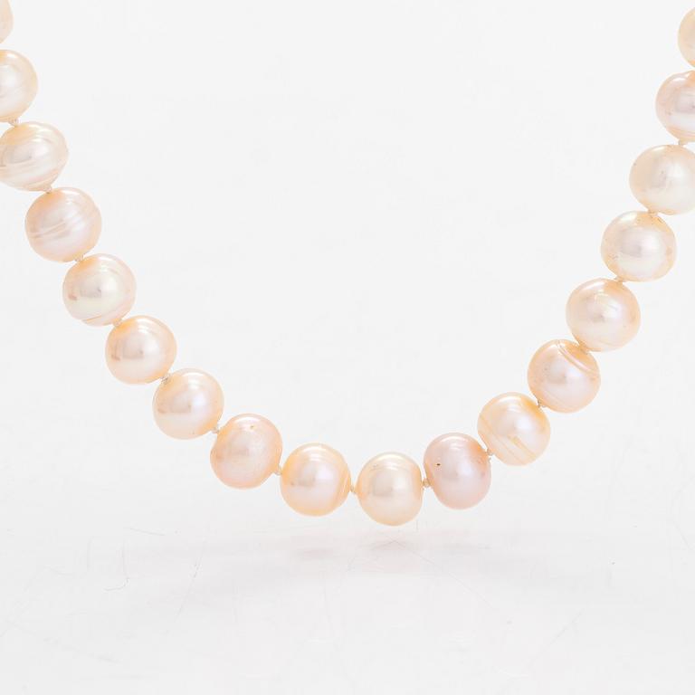 Pärlcollier, 14K guldlås och odlade sötvattenspärlor.