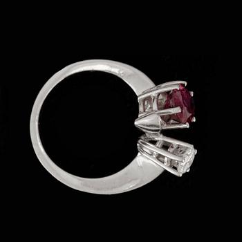 RING med rubin ca 2.00 ct samt diamant 0.37 ct (enligt gravyr).