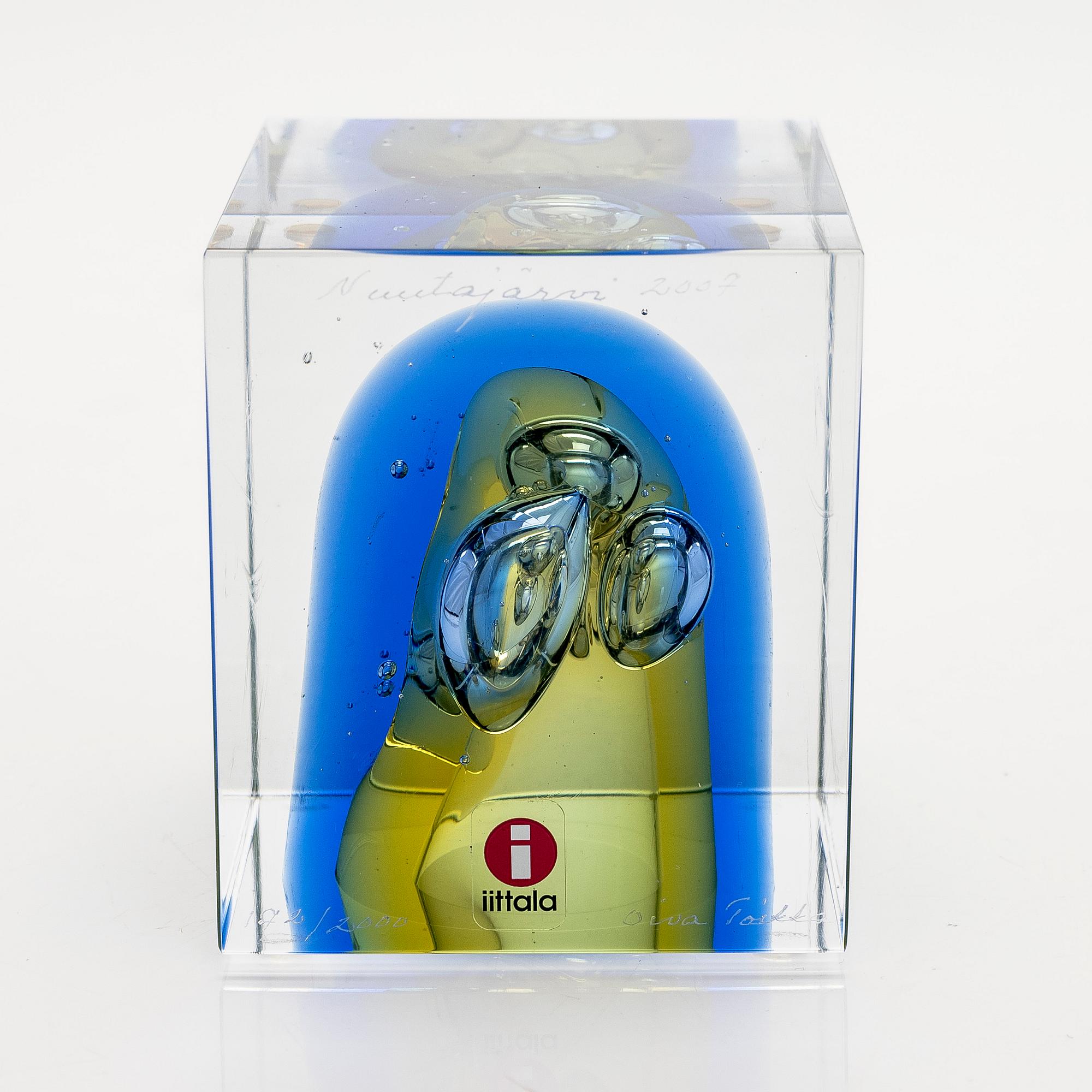 Oiva Toikka, an annual glass cube, signed Oiva Toikka Nuutajärvi 2007, 172/2000.