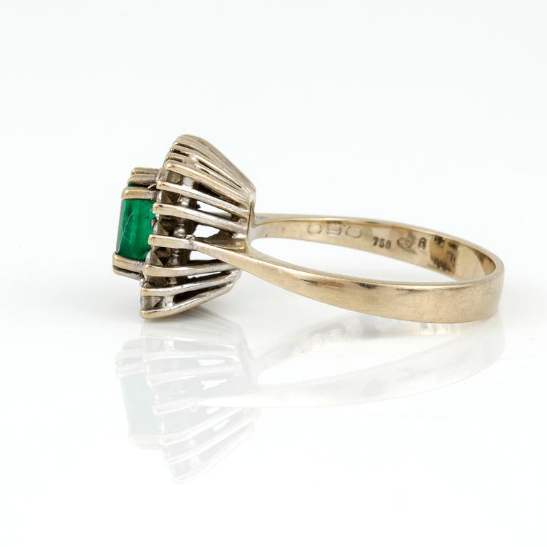 RING, 18K vitguld med smaragd ca 0,76 ct, och briljantslipade diamanter, tot ca 0,60 ct. Vikt 5,18 g.