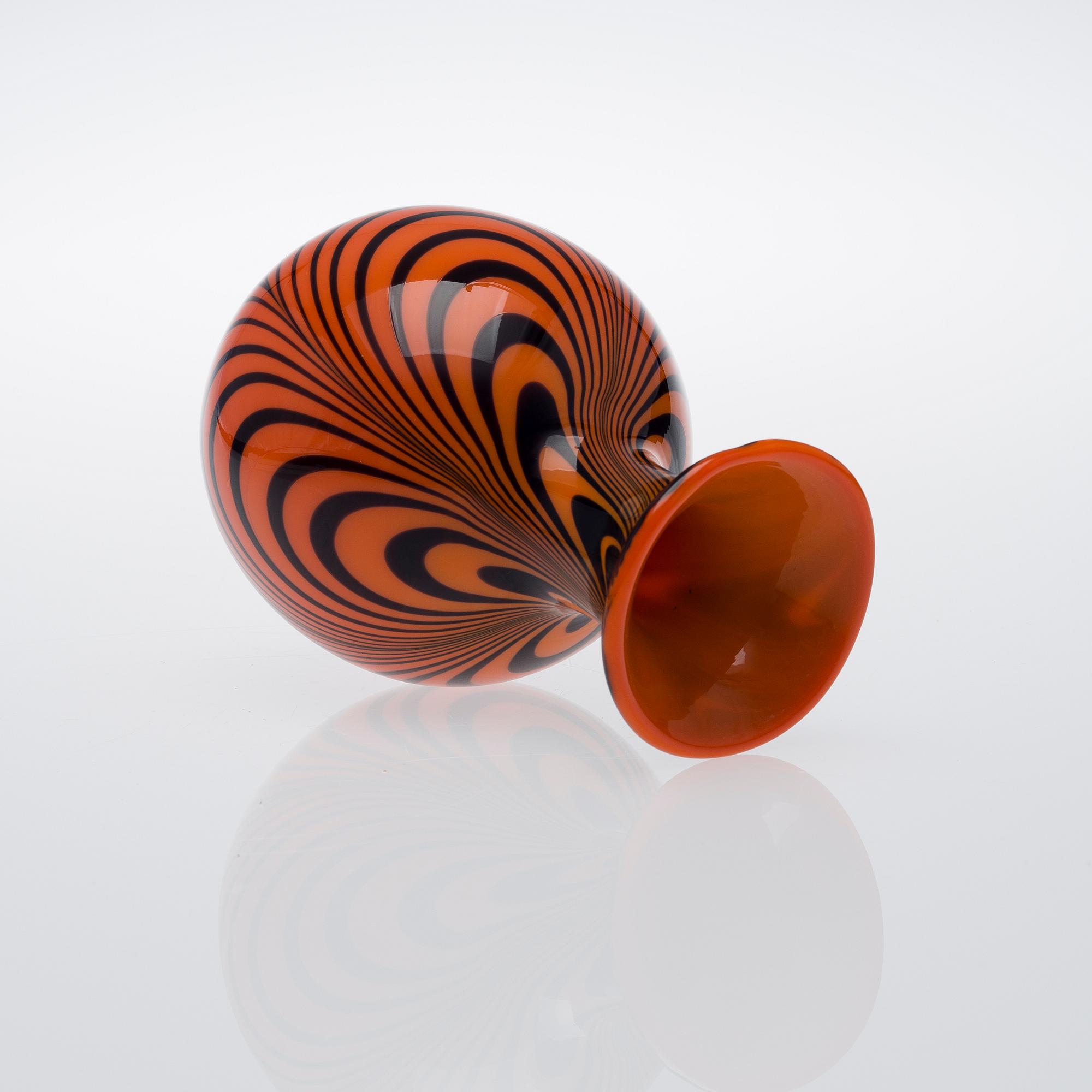 HEIKKI ORVOLA, A VASE, glass, signed H. Orvola Nuutajärvi.