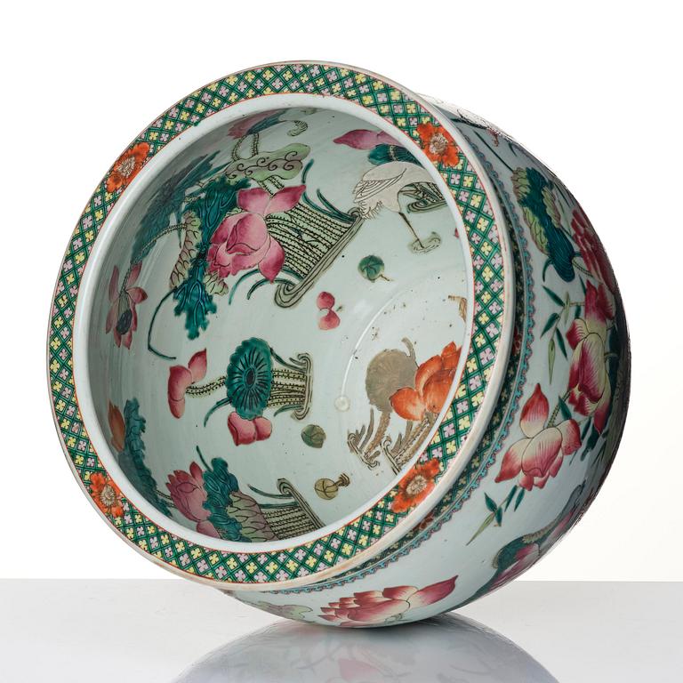 Fiskbassäng, porslin. Qingdynastin, 1800-tal.