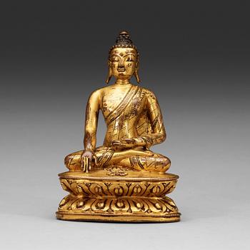 107. BUDDHA AKSOBHYA, förgylld kopparlegering. Tibet eller Nepal, 14/1500-tal.